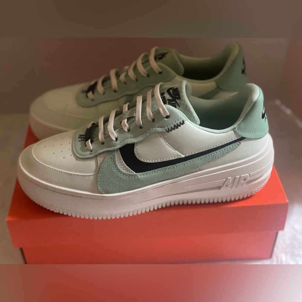The Nike Air Force 1 PLT.AF.ORM Leans Towards Colors Of Nature Sz US 8.5 WMNS